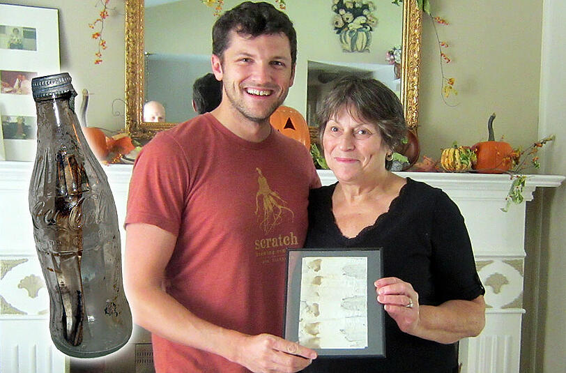 Paula Pierce mit Clint Buffington, der die Flaschenpost ihres Vaters nach 50 Jahren fand.