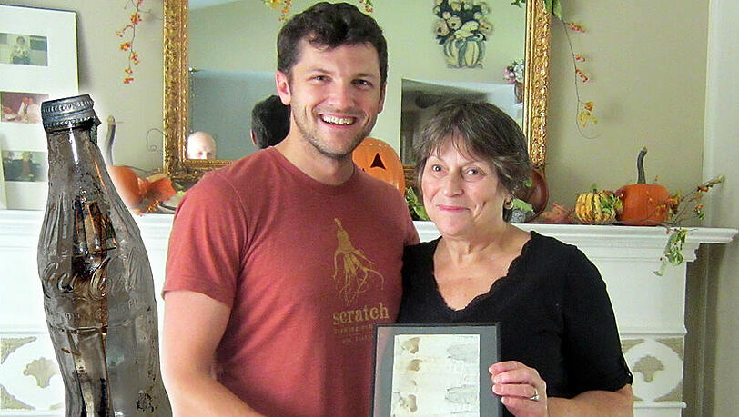 Paula Pierce mit Clint Buffington, der die Flaschenpost ihres Vaters nach 50 Jahren fand. Paula Pierce mit Clint Buffington, der die Flaschenpost ihres Vaters nach 50 Jahren fand.