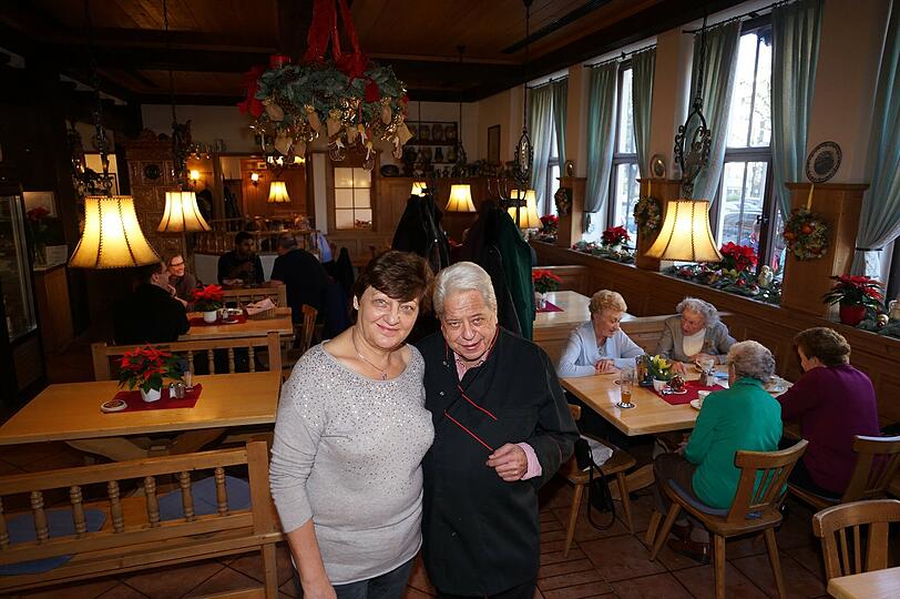Burgi und Rudi Plabst, der das Lokal von seiner Mutter übergeben bekommen hat, in ihrem Braunauer Hof. Am Jahresende ist vorerst Schluss mit dem Traditionslokal.