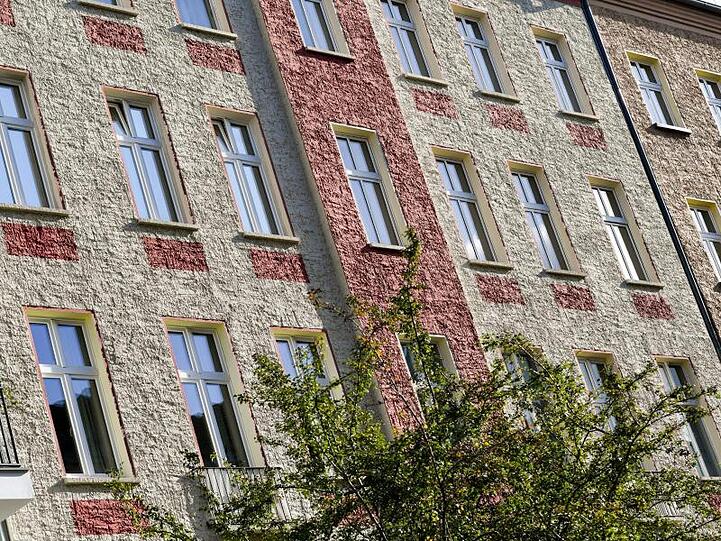 Die Fassade eines Altbaus. Foto: Jens Kalaene/zb/dpa