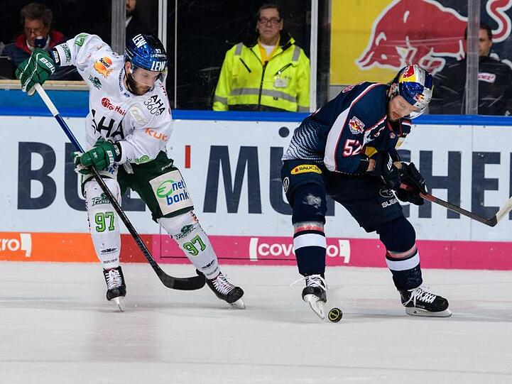 Matt White der Augsburger Panther im Duell mit Patrick Hager von München. Foto: Matthias Balk/Archivbild