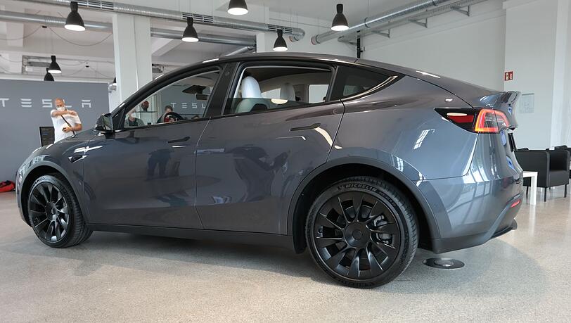 Das Dach des Model Y macht zum Heck hin einen eleganten Schwung. Das Dach des Model Y macht zum Heck hin einen eleganten Schwung.