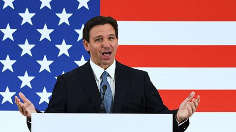Floridas Gouverneur Ron DeSantis spricht auf einer Pressekonferenz in der American Police Hall of Fame & Museum in Titusville.