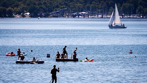 Der Wels griff laut Polizei Badende rund um eine Schwimminsel im Großen Brombachsee an. (Archivbild)
