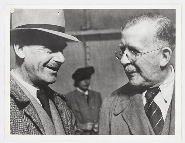 Thomas Mann (mit Hut) bei der Ankunft seines Bruders Heinrich Mann im Exil in New York.