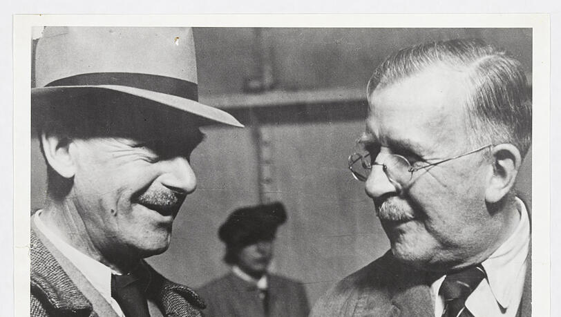 Thomas Mann (mit Hut) bei der Ankunft seines Bruders Heinrich Mann im Exil in New York.