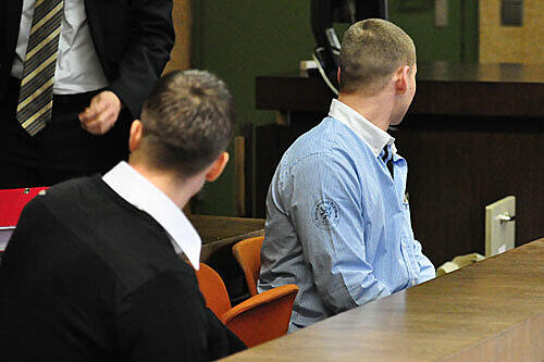 Die beiden Angeklagten Andre A. (22, links) und Patrick W. (23) auf der Anklagebank vor dem Landgericht München I.