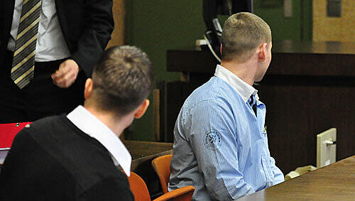 Die beiden Angeklagten Andre A. (22, links) und Patrick W. (23) auf der Anklagebank vor dem Landgericht München I. Die beiden Angeklagten Andre A. (22, links) und Patrick W. (23) auf der Anklagebank vor dem Landgericht München I.