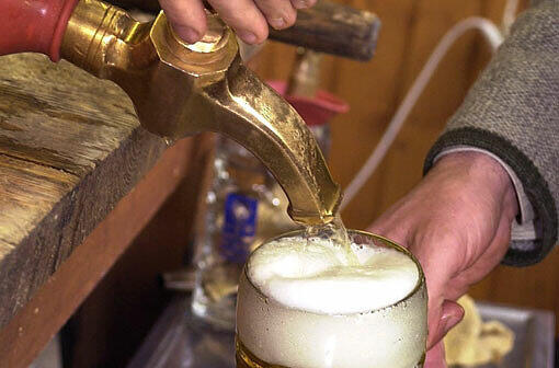 Das Wasser macht&rsquo;s. Weil es in München kalkhaltig ist, wird mit wenig Hopfen gebraut, damit das Bier nicht zu raß im Geschmack wird.