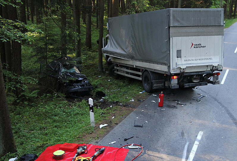 Schwerer Unfall bei Waldkraiburg: Ein Mann prallt mit seinem Wagen gegen einen Lkw. Der Fahrer des Pkw kommt dabei ums Leben. Die Bilder vom schrecklichen Unglück.