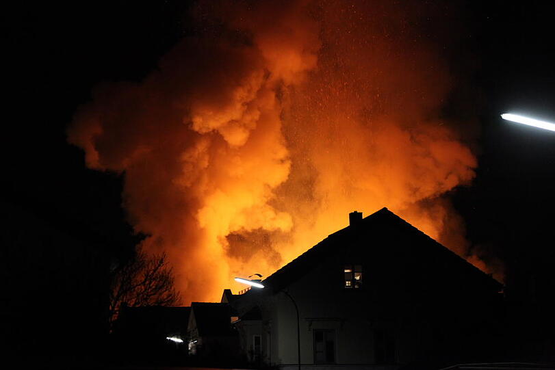 Die Feuerwehr konnte ein Abbrennen der Lagerhalle nicht mehr verhindern.
