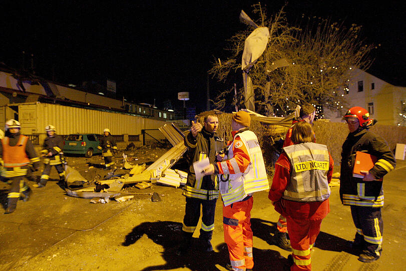 Nach der Explosion auf einem Fabrikgelände in Pirna brach ein Feuer aus.