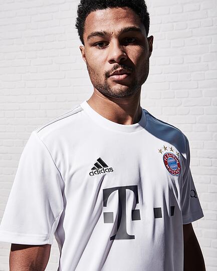 So sehen die neuen Auswärtstrikots des FC Bayern aus - klicken Sie sich durch!