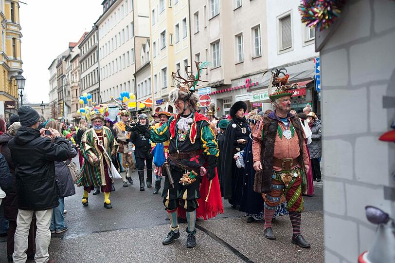Die Damischen Ritter in Aktion: Impressionen vom Faschingszug durch die Altstadt am Sonntag.