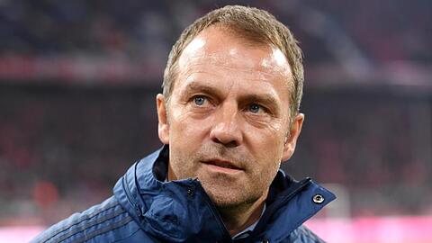 Hansi Flick, Trainer des FC Bayern, vor Spielbeginn. Foto: Tobias Hase/dpa/Archivbild