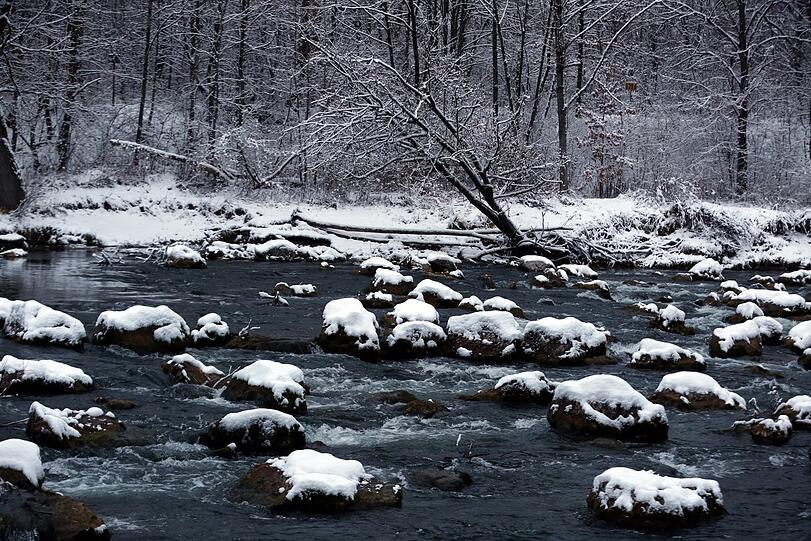Nett, diese weißen Kappen der Felsbrocken im Wasser: Als richtiger Wildfluss präsentiert sich die Isar im Norden bei Unterföhring.