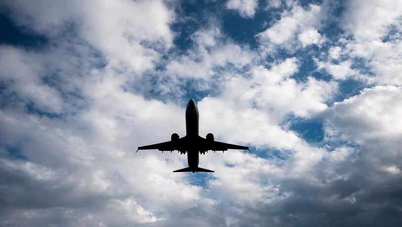 Ein Flugzeug setzt zum Landeanflug an.
