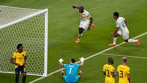Doch der Senegal schlug zurück: Kalidou Koulibaly (M) erzielt das Tor für die erneute Führung. Doch der Senegal schlug zurück: Kalidou Koulibaly (M) erzielt das Tor für die erneute Führung.