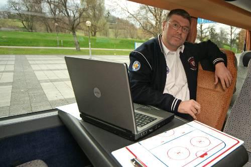 Trainer Pat Cortina hat jede Mange Platz für Laptop und Taktiktafel.