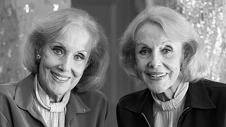 Alice (l.) und Ellen Kessler wurden als Sängerinnen und Tänzerinnen international berühmt. Die Kessler-Zwillinge sind am 17.11.2025 gemeinsam in Grünwald gestorben. (Archivbild)