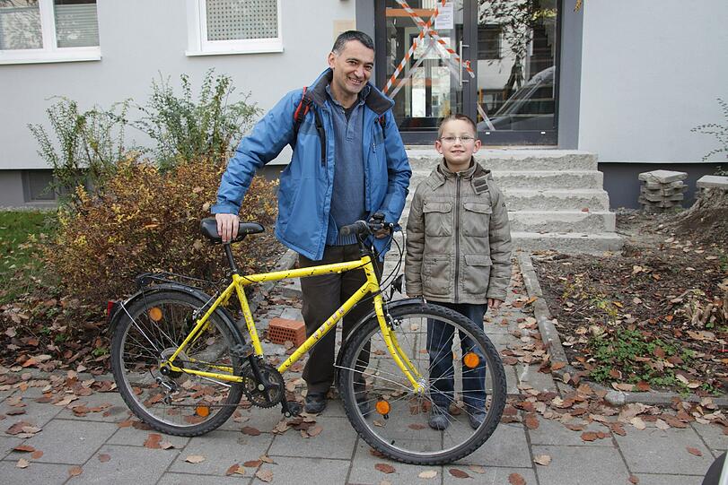 Auch an übervollen Radl-Ständern wird dieser Drahtesel leicht zu finden sein: Knallgelb ist das Bike, das der 47-jährige Patentamt-Prüfer Aslan Demircan für sich gekauft hat. Kostenpunkt 72 Euro. Sohn Lennard (7) gefällt Papas neues Rad &ndash; trotz kleinerer Beulen und etwas altersschwacher Klingel. &bdquo;Zu toll soll es gar nicht sein&ldquo;, sagt Demircan. &bdquo;Die Gefahr, dass es wegkommt, ist sonst zu groß.&ldquo; Er sieht sein Neues schlicht als Gebrauchs-Gegenstand. &bdquo;Ich hoffe, ich habe einen guten Griff gemacht.&ldquo;