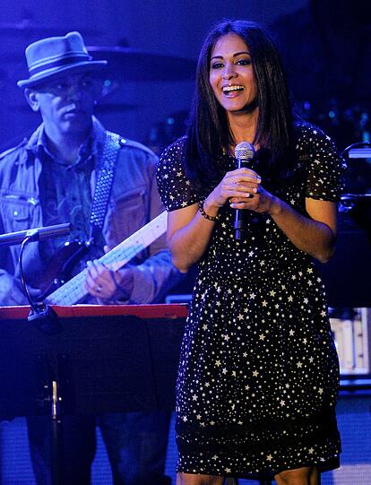 Auch dabei: Parminder Nagra (u.a. Emergency Room). Sie begeisterte mit "Walking in Memphis".