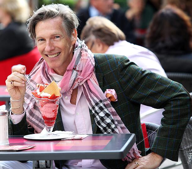Die Pose sitzt: Ja, erfolgreich gemodelt hat Albrecht von Weech auch mal. Hier isst er sein Eis im Café Münchner Freiheit.