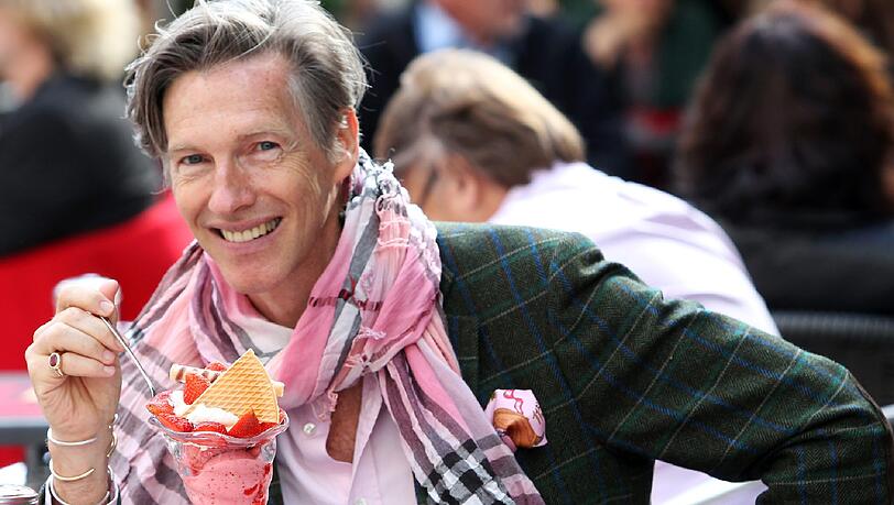 Die Pose sitzt: Ja, erfolgreich gemodelt hat Albrecht von Weech auch mal. Hier isst er sein Eis im Café Münchner Freiheit. Die Pose sitzt: Ja, erfolgreich gemodelt hat Albrecht von Weech auch mal. Hier isst er sein Eis im Café Münchner Freiheit.