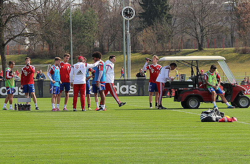 Der FC Bayern absolvierte vor den Augen von Zinedine Zidane eine lockere Trainingseinheit.