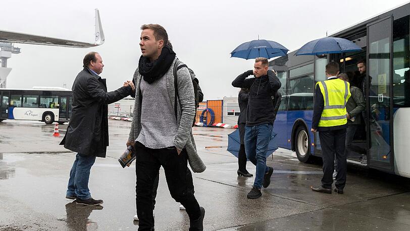 Auf dem Weg zum WM-Qualifikationsspiel gegen San Marino: Mario Götze am Frankfurter Flughafen.