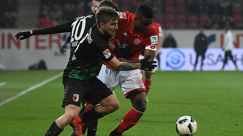 Der Mainzer Jhon Cordoba im Zweikampf mit Augsburgs Daniel Baier.