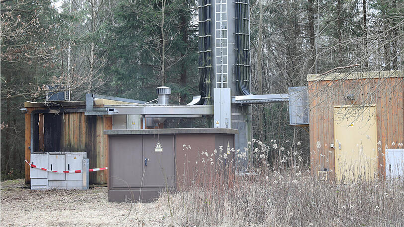 Die Trafostationen fingen Feuer, die Polizei fand einen Brandsatz.