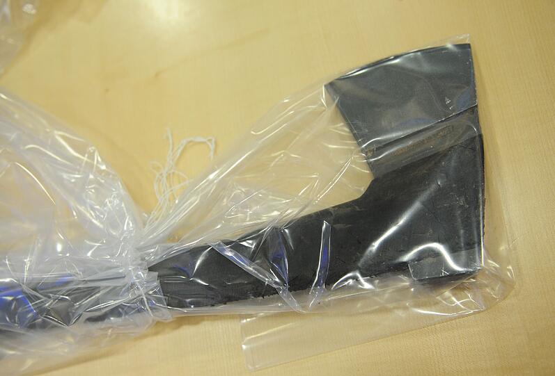 Mit einer schweren Axt und einem großen Hammer sind die Räuber vorgegangen und haben den Juwelier Chopard in der Maximilianstraße überfallen. Die Polizei zeigt Fotos der Tatwaffen.