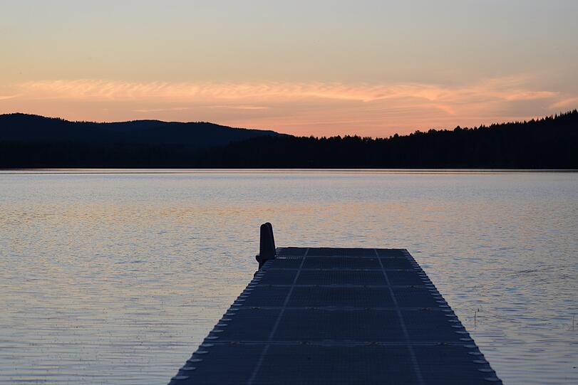 Sonne auch bis am späten Abend: Dieses Foto vom Ufer des Sees Vällen aus ist gegen 22 Uhr entstanden.