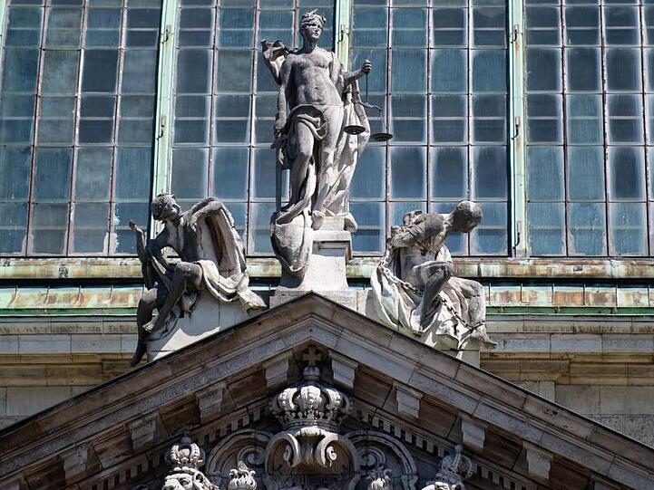 Eine Justitia-Statue steht auf dem Justizpalast. Foto: Sven Hoppe/dpa/Archivbild