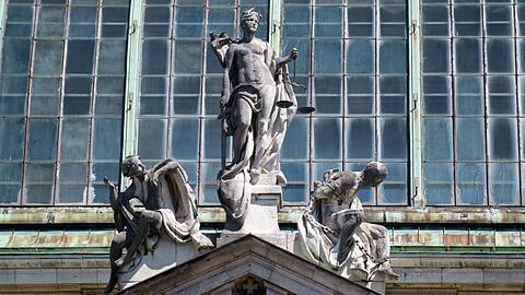 Eine Justitia-Statue steht auf dem Justizpalast. Foto: Sven Hoppe/dpa/Archivbild