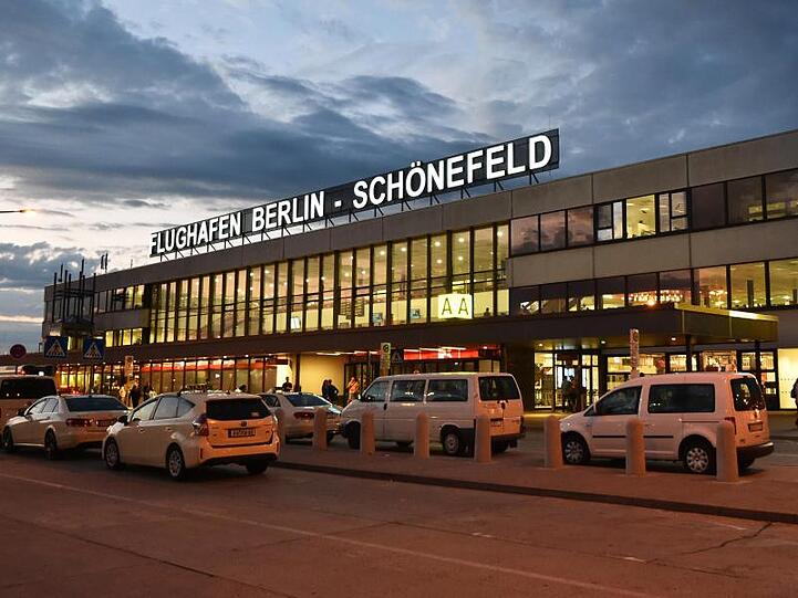 Die Coronaviruskrise hat den Verkehr an den beiden Bestandsflughäfen verglichen mit den Vorjahreszahlen einbrechen lassen.
