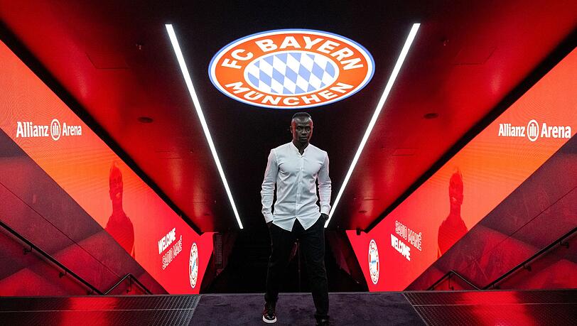 Bayern Münchens Neuzugang Sadio Mané im Spielertunnel der Allianz Arena.
