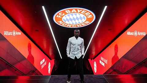 Bayern Münchens Neuzugang Sadio Mané im Spielertunnel der Allianz Arena.