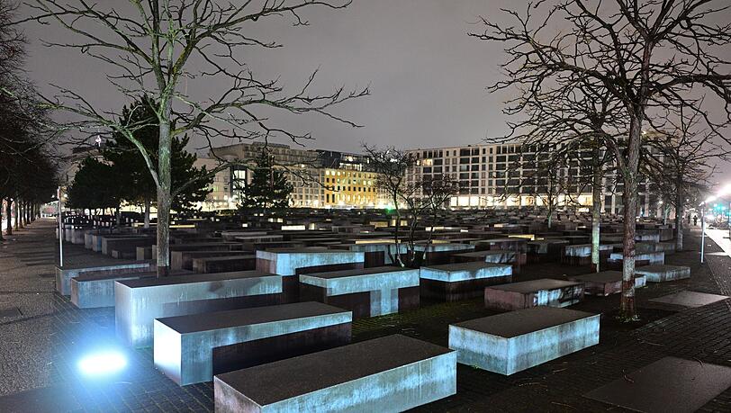 Am 21. Februar dieses Jahres stach der Mann im Stelenfeld des Holocaust-Mahnmals auf Besucher ein. Am 21. Februar dieses Jahres stach der Mann im Stelenfeld des Holocaust-Mahnmals auf Besucher ein.