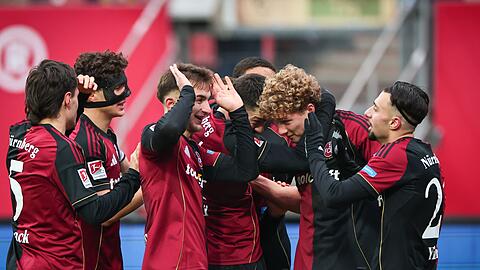 Seine Mitspieler wollen Matchwinner Piet Scobel gar nicht mehr loslassen.