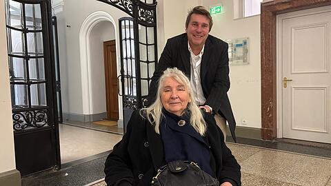 Unendlich erleichtert: Eva Sch. (86) mit ihrem Sohn Claudius (60) nach der Berufungsverhandlung im Justizpalast.