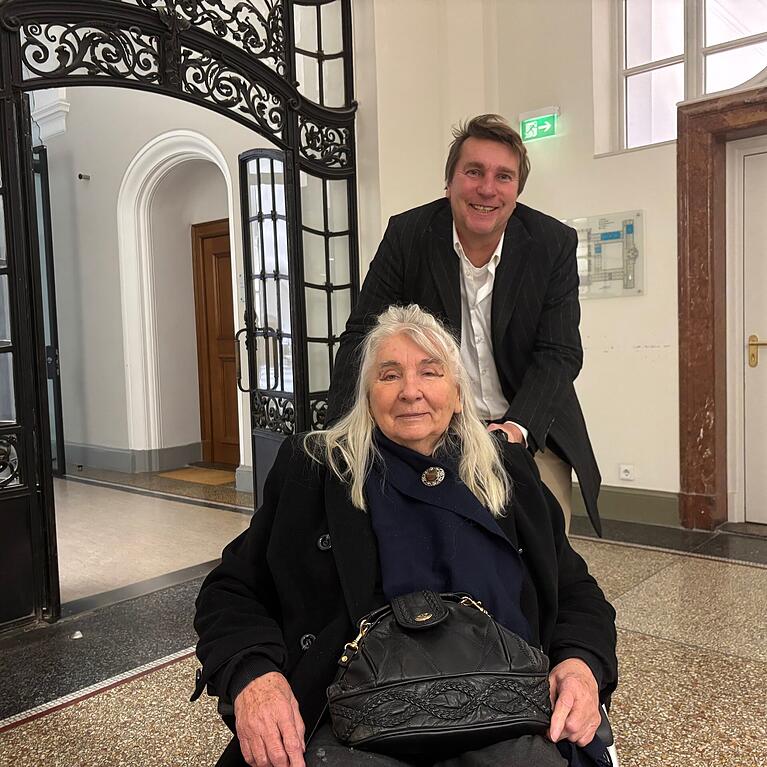 Unendlich erleichtert: Eva Sch. (86) mit ihrem Sohn Claudius (60) nach der Berufungsverhandlung im Justizpalast.