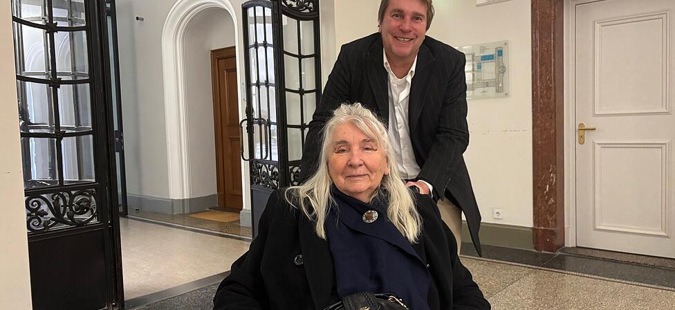 Unendlich erleichtert: Eva Sch. (86) mit ihrem Sohn Claudius (60) nach der Berufungsverhandlung im Justizpalast.