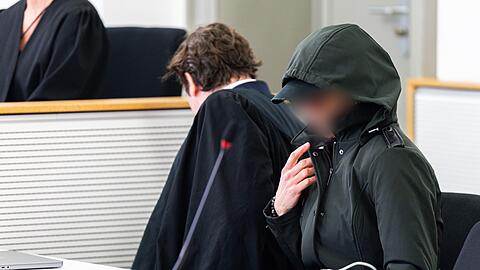 Eine Lehrerin aus Niedersachsen steht wegen des Vorwurfs des sexuellen Missbrauchs von Kindern vor Gericht.