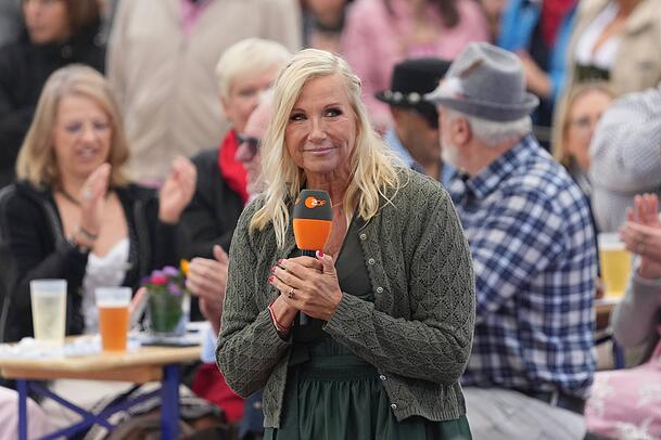 Ordnung in den eigenen vier Wänden schaffen: Damit versucht Andrea Kiewel, sich von der belastenden Situation in Israel abzulenken. Ordnung in den eigenen vier Wänden schaffen: Damit versucht Andrea Kiewel, sich von der belastenden Situation in Israel abzulenken.