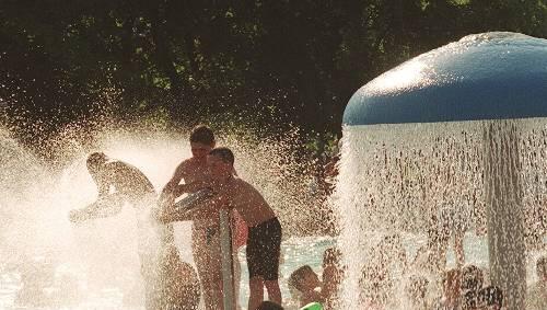 Auch im Michaelibad passierte ein Badeunfall: Ein 23-Jähriger musste wieder belebt werden. Auch im Michaelibad passierte ein Badeunfall: Ein 23-Jähriger musste wieder belebt werden.