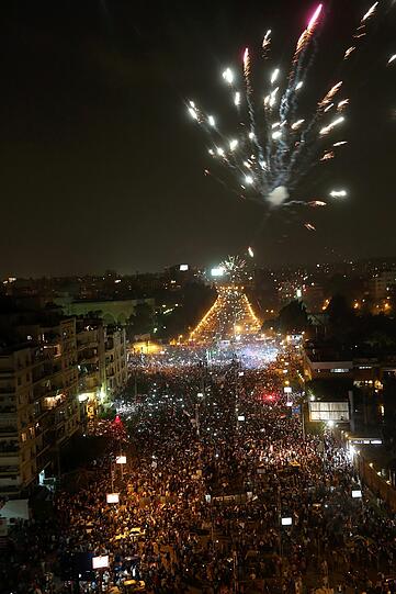 Ausnahmezustand am auf dem Tahrir-Platz in Kairo. Millionen Menschen feiern die Absetzung von Mohammed Mursi durch das ägyptische Militär.