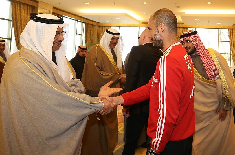 Am Dienstag wurden die Bayern vom Regierungschef Shaikh Jaber Mubarak Al Sabah im Bayan Palast empfangen. Dabei wurde Trainer Pep Guardiola zuerst begrüßt.