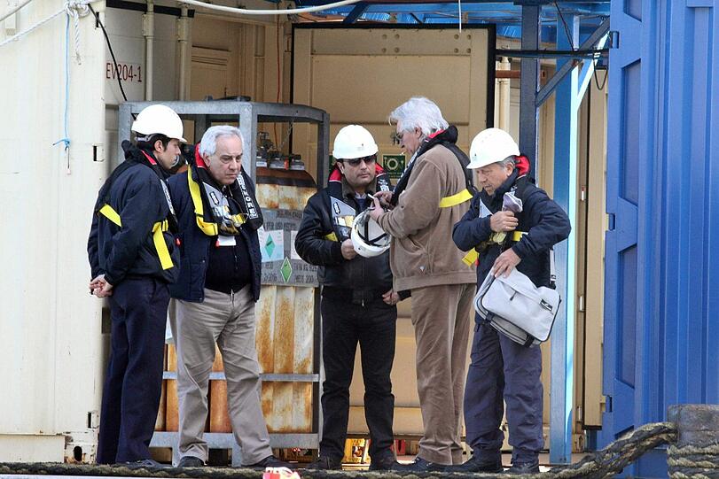 Der Kapitän des havarierten Unglücksschiff Costa Concordia besichtigte am Donnerstag ertmals das Wrack. Die Bilder!